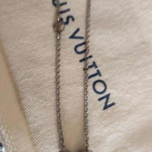 Louis Vuitton SILVER TONE Metal Essential V Necklace with Box and Dustbag EUC - Picture 10 of 10